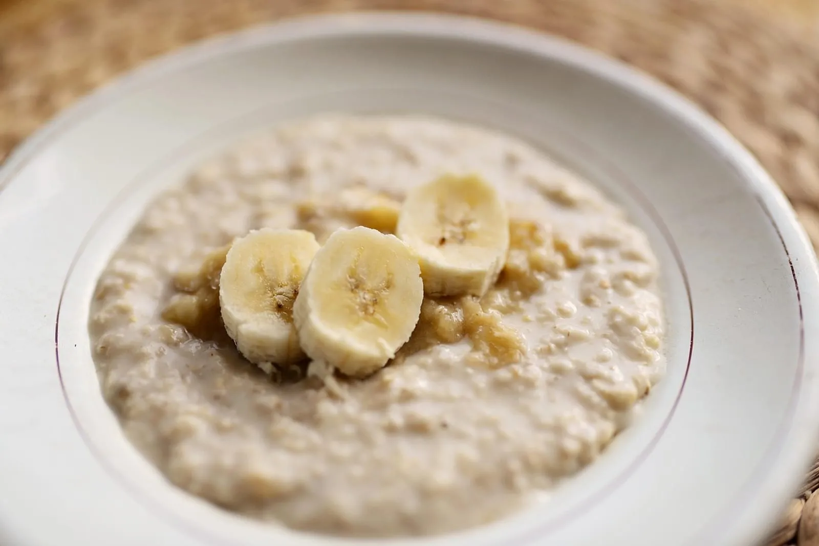 Bowl of oatmeal topped with banana slices